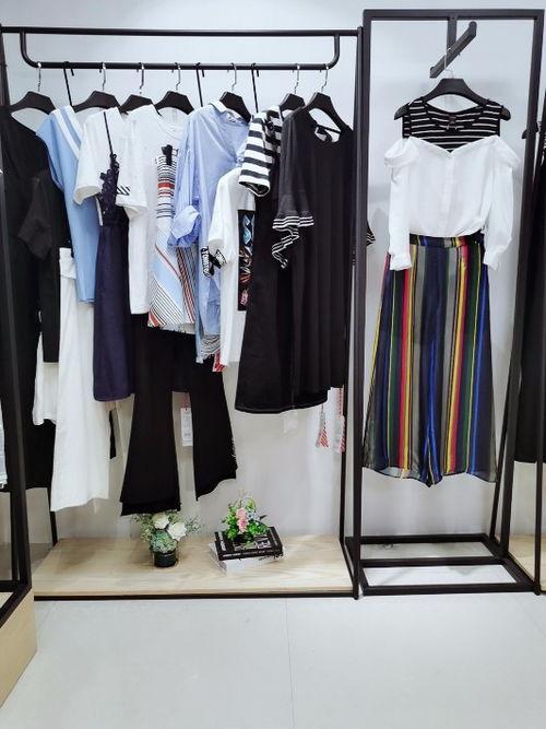 网红彩色运动套装店